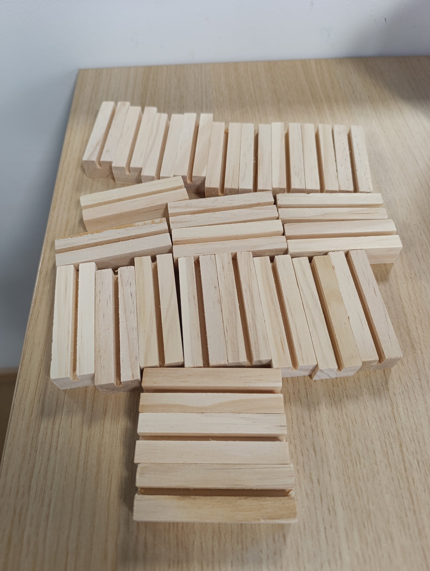 228780 - WANFOOU - 30 Mbajtëse Kartash prej Druri, 30 cm, për Tabelat e Numrave të Tavolinave, Evente Dasmash