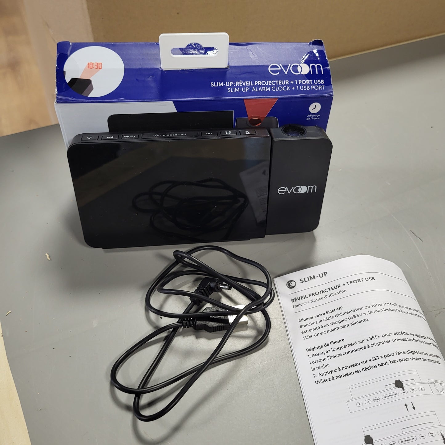 261894 - EVOOM - Slim UP EV304571 - Orë me alarm projektori, 1 portë USB, e zezë