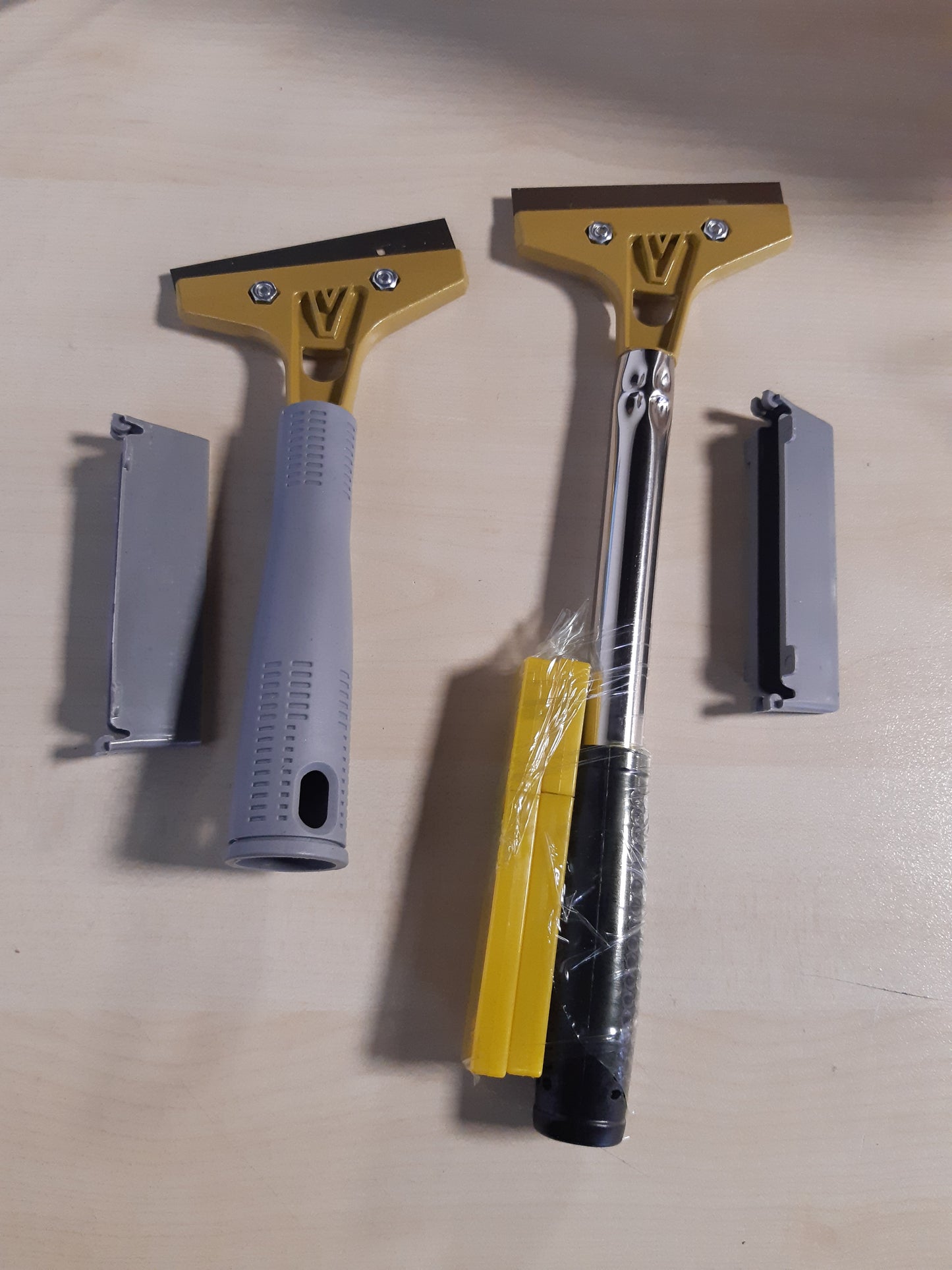 165028 - QWORK® Set 2 Pjesë Heqës Letër-muri (30 cm/22 cm), me 20 Tehe Zëvendësuese (10 cm të Gjera, 0.6 mm të Trasha) - Për Heqjen e Letër-murit, Ngjitësit të Pllakave të Dyshemesë, Bojës dhe Afisheve