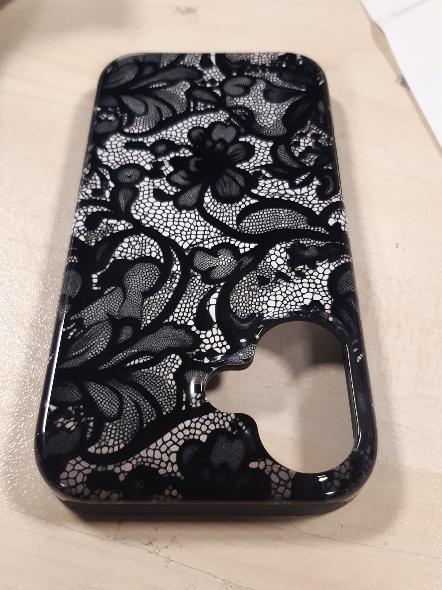 266774 - Mbështjellëse me dantellë të zezë për iPhone 16 - Material: Dantellë, Pesha: 40g