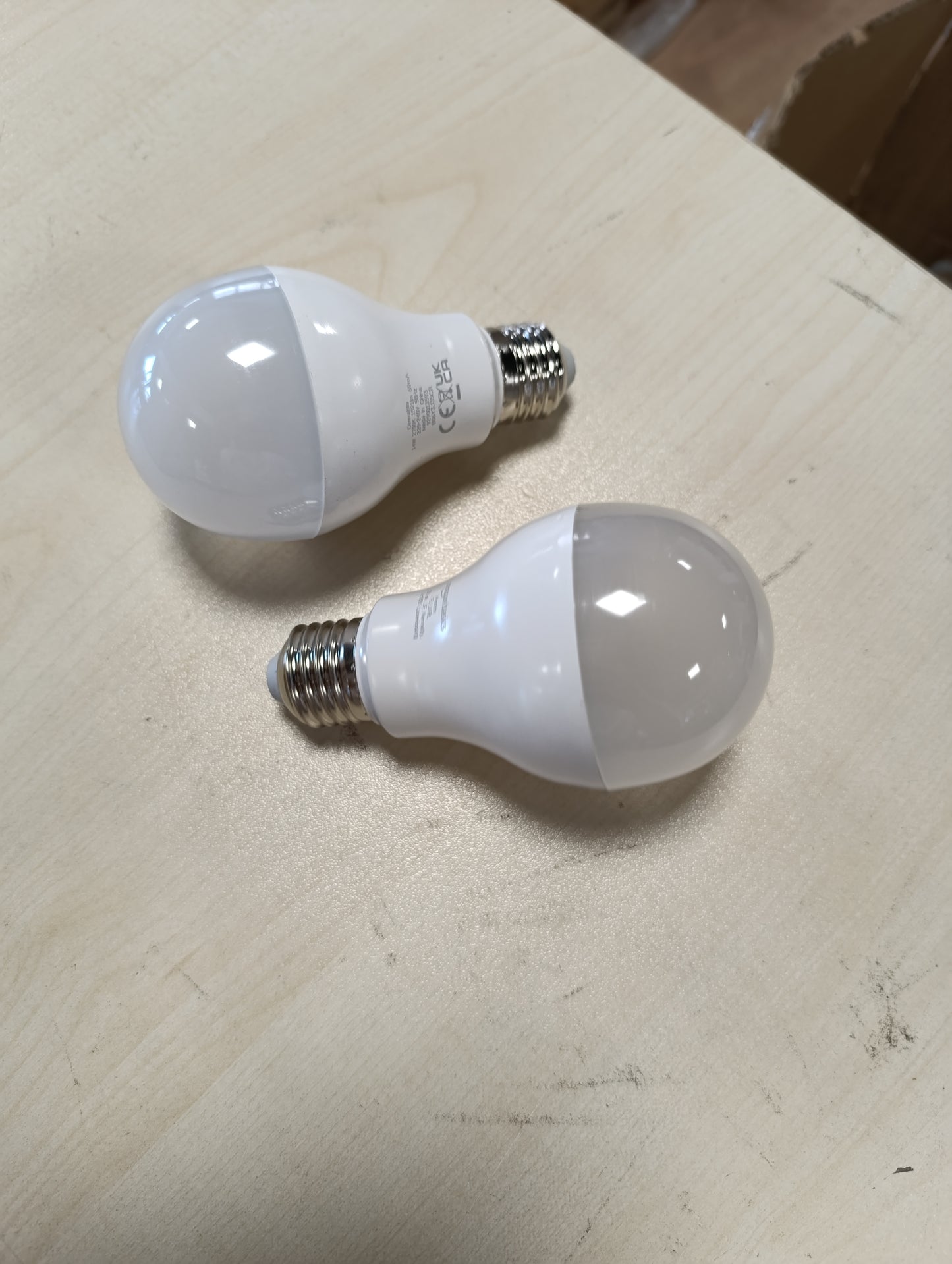 224331 - AMAZON BASICS Llambë LED E27, 14W (zëvendëson 100W), e bardhë e ngrohtë, me errësim - pako me 2 copë