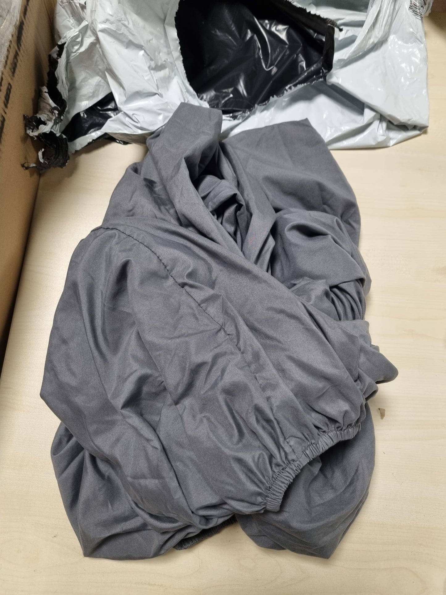 222812 - AMAZON BASICS Çarçaf i montuar, 160 x 200 cm, xhersi 100% pambuk për dyshekë deri në 30 cm të trashë, gri e errët