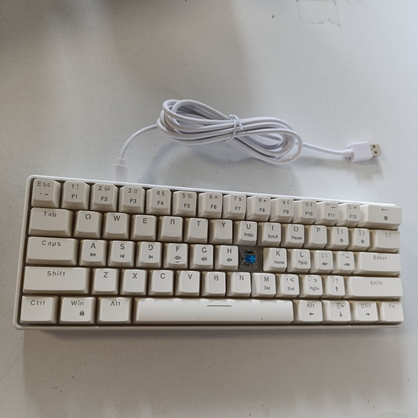 268656 - TASTIERË MEKANIKE LOJËRASH ME TEL SNPURDIRI 60%, ANTI-GHOSTING, 61 TASTE, NDRICIM PRAPA RGB, ÇELËS BLU ULTRA-KOMPAKT, MBËSHTETËSE E DYFISHTË, E BARDHË