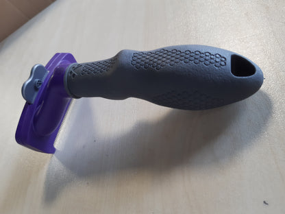227287 - FURMINATOR MJET PËR HEQJEN E QIMEVE PËR MACET, MADHËSIA M, L, ME QIME TË GJATA - FURÇË PËR MACET E MESME DHE TË MËDHA