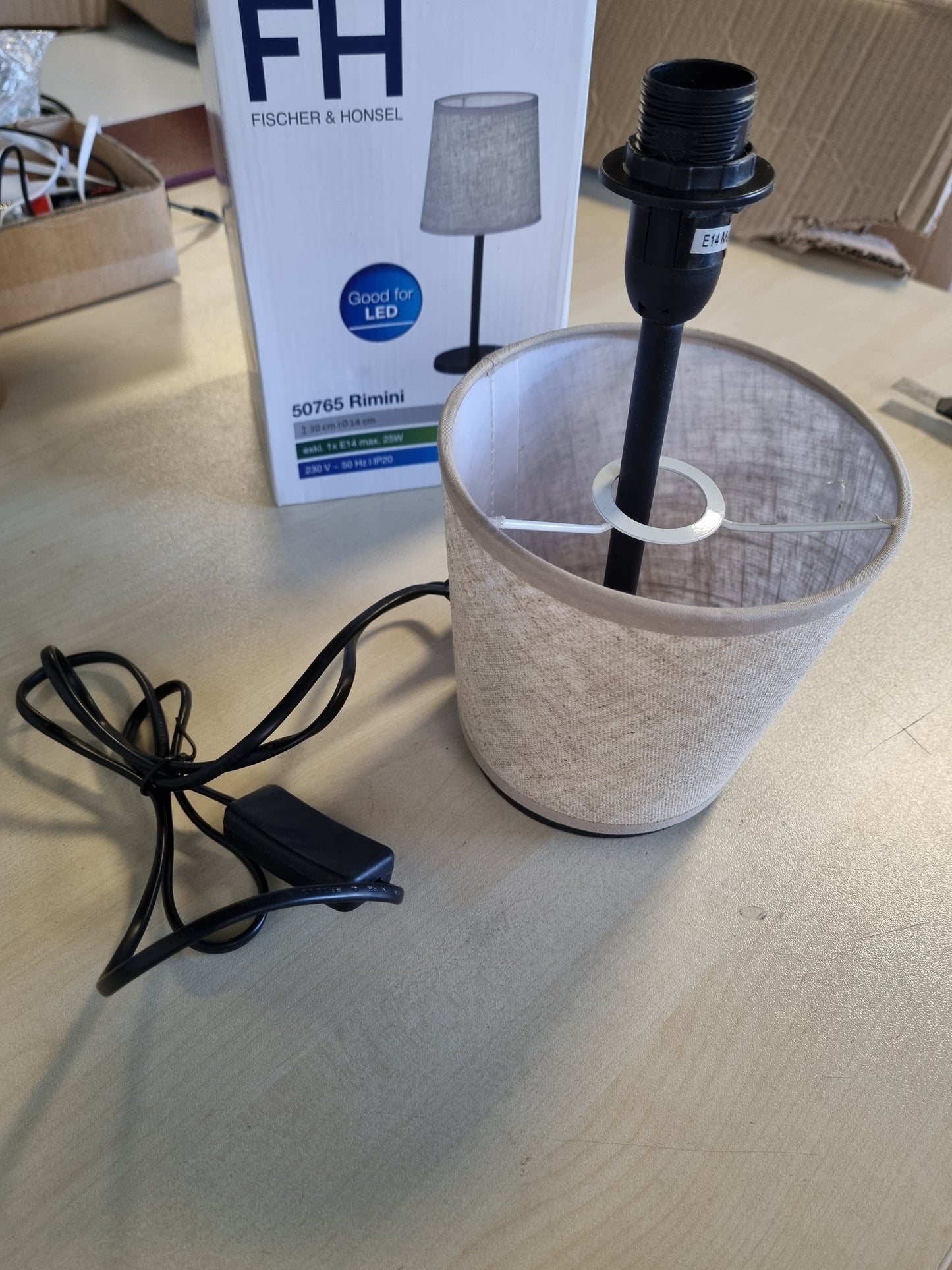 215077 - FISCHER & HONSEL Llambë tavoline Rimini | e zezë rëre mat | hije prej liri me ngjyrë rëre | L: 30 cm, Th: 14 cm | me çelës kablloje | 1 x E14 maks. 25 W (llamba nuk përfshihet)