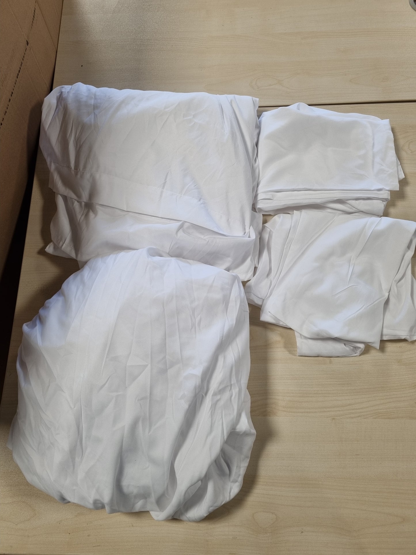237629 - SET ÇARÇAFËSH UTOPIA BEDDING ME 4 PJESË 160x200 - Poliester me mikrofibër të lëmuar - I çertifikuar Oeko-Tex - Çarçaf i montuar, çarçaf i sheshtë dhe 2 mbulesa jastëku 50x75 (Madhësia Queen, e bardhë)