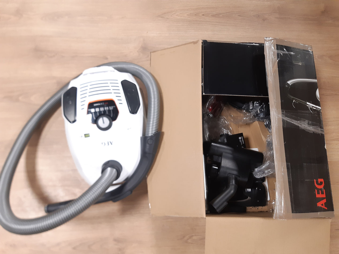 94146 - AEG VX7-2-IW-S Fshesë pa Qese për Dysheme, 650W, Rrota që Rrotullohen 360°, Zëri Vetëm 69dB(A), Filtër i Larëshëm, Gryka Shtesë, Rreze 12m, Ngjyra e Bardhë