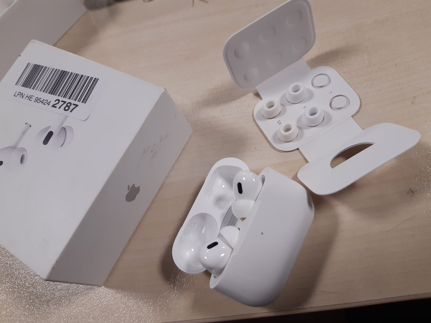 127259 - APPLE AIRPODS PRO 2 Kufje Bluetooth pa tel, Anulim Aktiv i Zhurmës, Funksion Ndihmës për Dëgjimin, Modalitet Transparencë, Audio 3D i Personalizuar, Tingull Hi-Fi, Çip H2, Karikim USB-C
