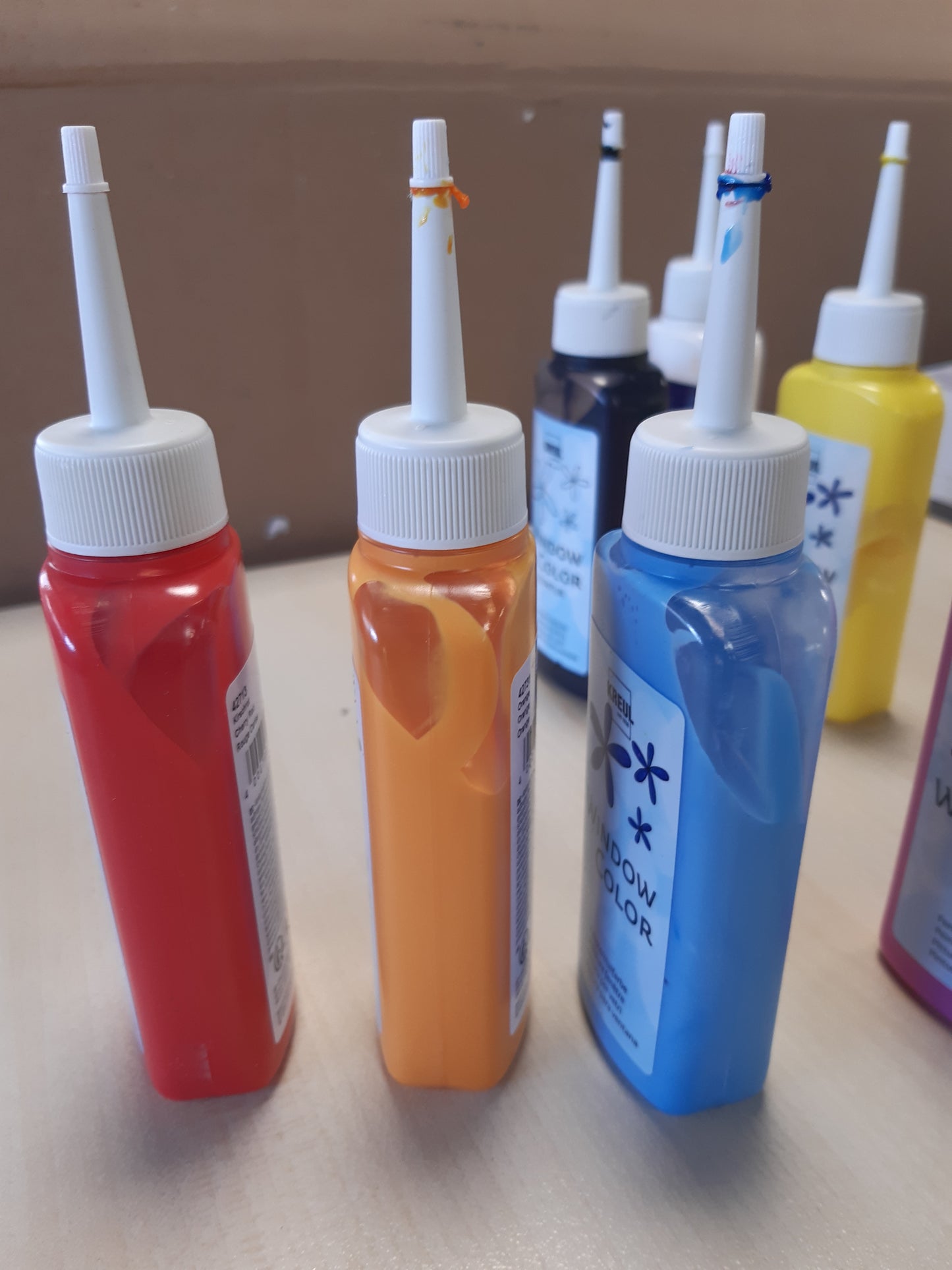 255704 - KREUL 42752 - Set bojërash për dritare, 10 ngjyra x 80 ml, përfshirë bojë të zezë me kontur dhe bojë që shkëlqen në errësirë