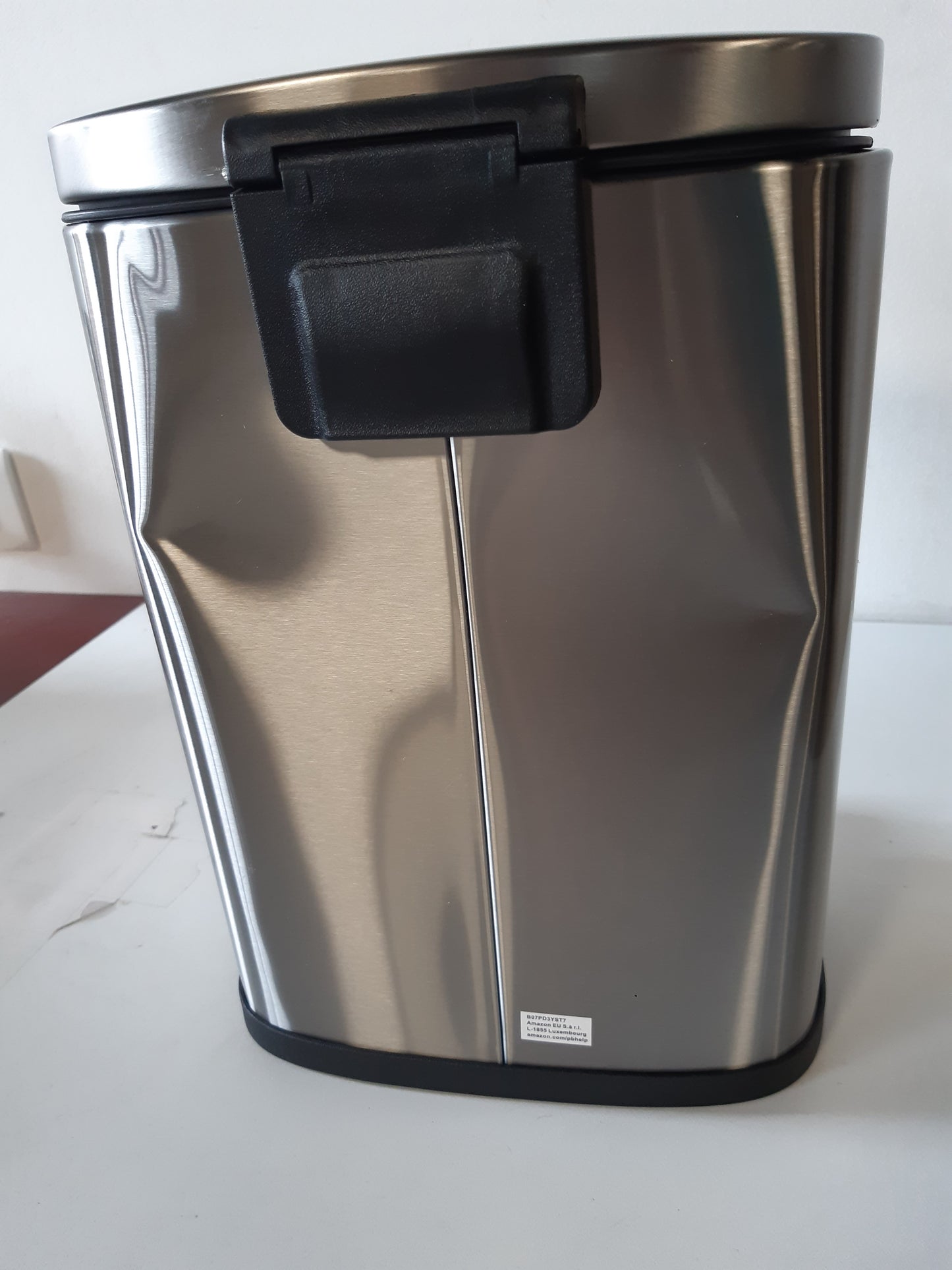 251899 - Amazon Basics Kosh Mbeturinash Mini, drejtkëndor, 5L, çelik inox i lëmuar, me pedal këmbësh, 18.5cm x 21.6cm x 29.9cm