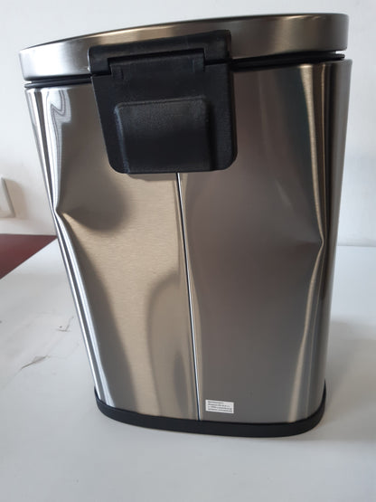251899 - Amazon Basics Kosh Mbeturinash Mini, drejtkëndor, 5L, çelik inox i lëmuar, me pedal këmbësh, 18.5cm x 21.6cm x 29.9cm