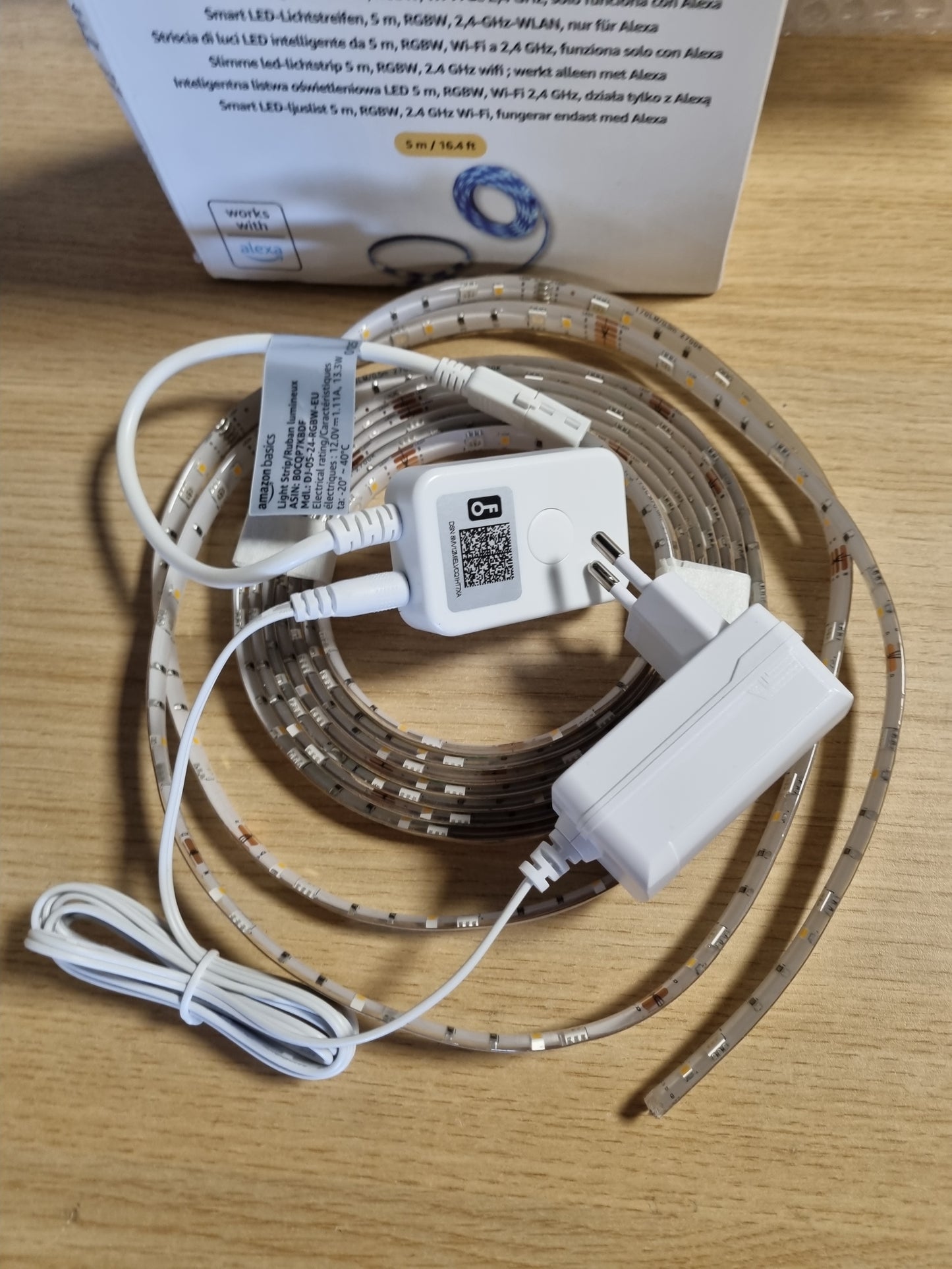 222713 - AMAZON BASICS Shirit ndriçimi LED inteligjent, 5 m, RGBW, i pajtueshëm vetëm me Alexa, Shumëngjyrësh
