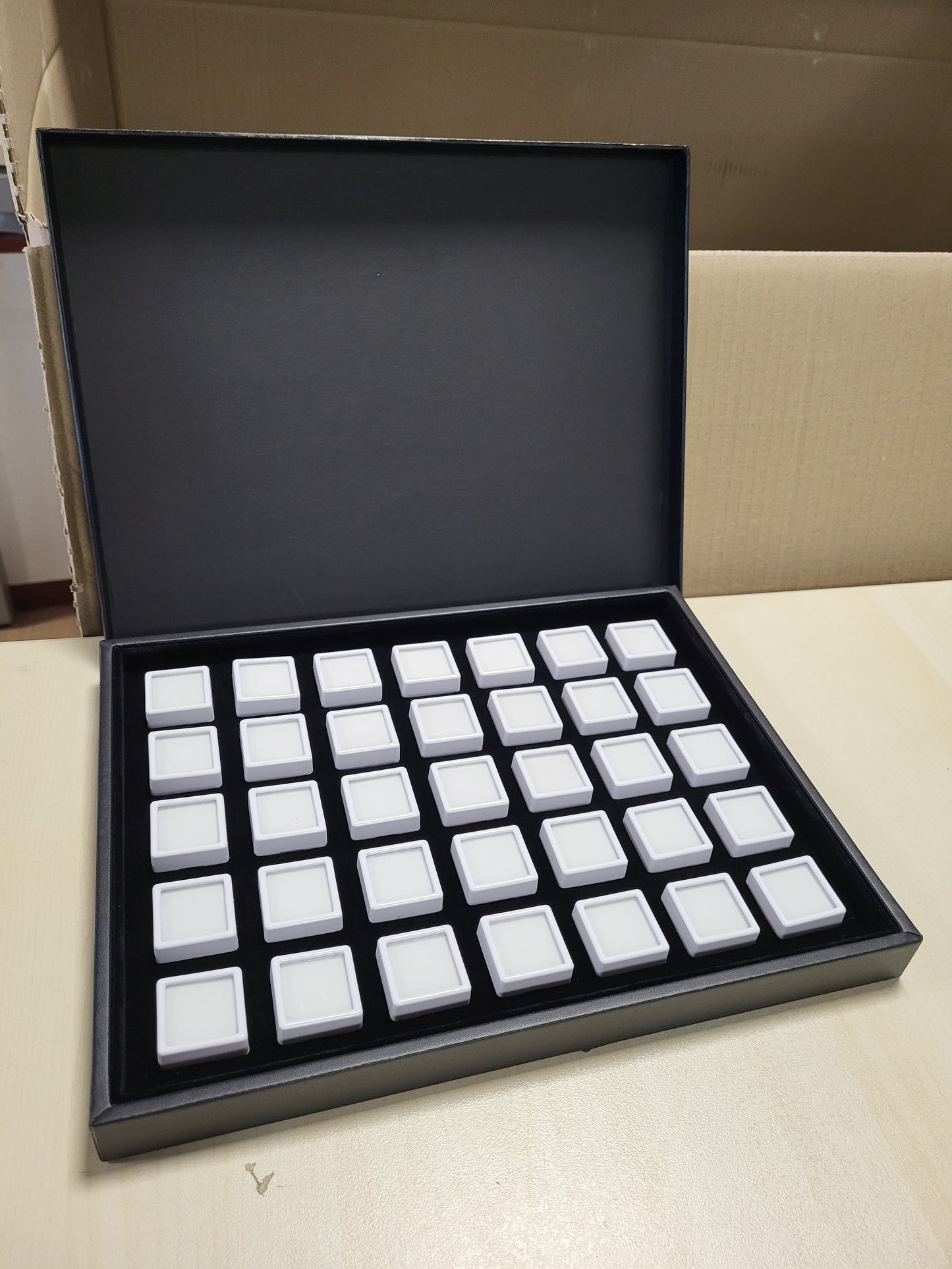 245888 - PH PANDAHALL KUTI EKSPOZUESE ME GURË TË ÇMUAR, 35 COPË, 30 MM