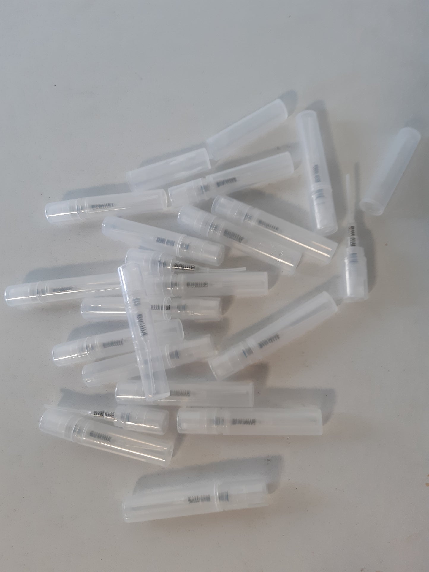 239027 - 20 copë shishe bosh me atomizues mini sprej, shishe portative plastike për mostër të rimbushshme, 3 ml