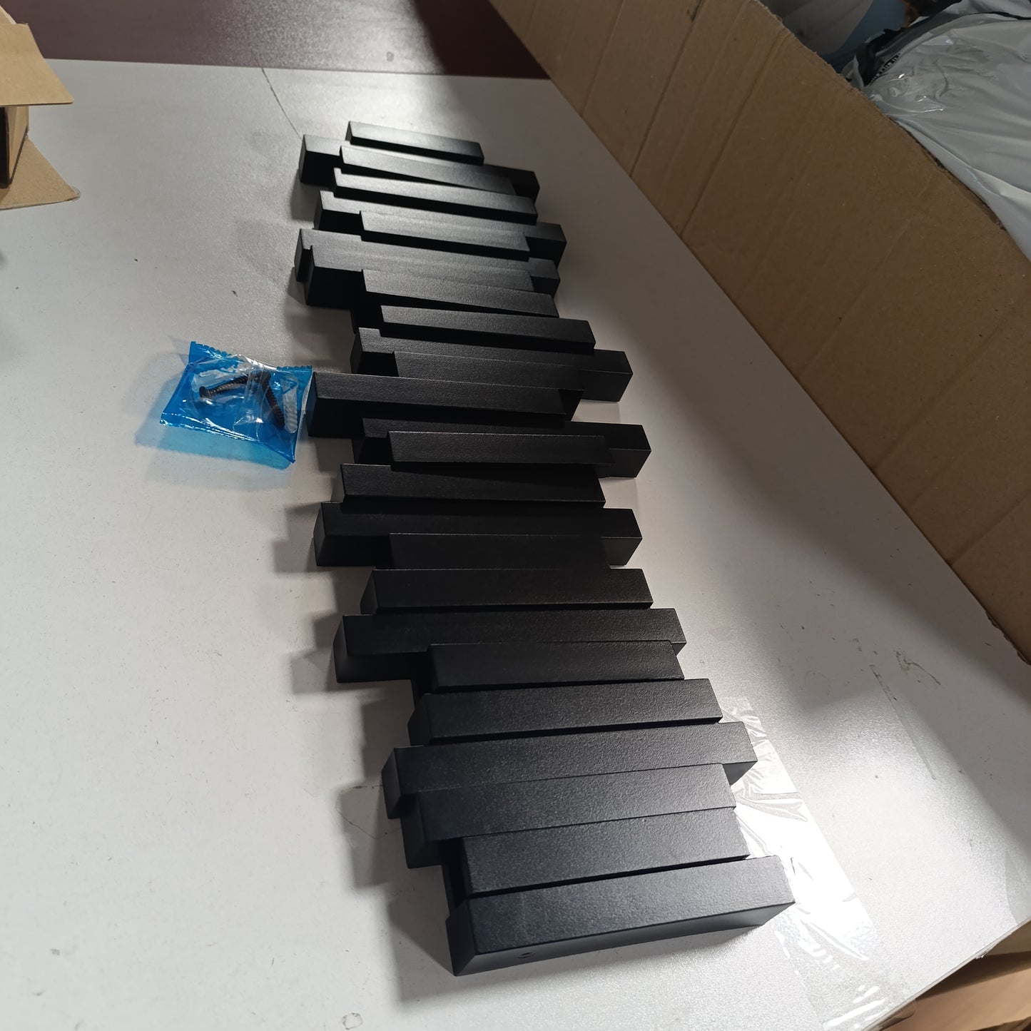 222386 - UMBRA Sticks Grep për Varëse Rrobash me 5 Kunja të Tërheqshme, i Zi