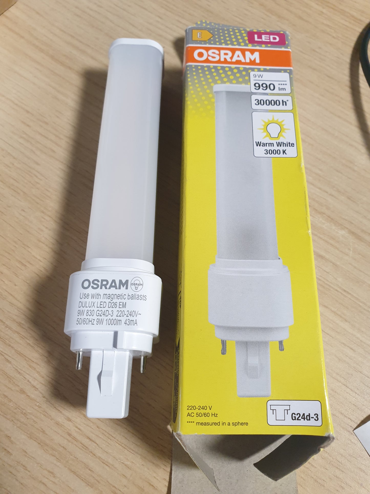 224264 - OSRAM Llambë LED DULUX D 26, për prizë G24D-3, 10 vat, 990 lumen, e bardhë e ngrohtë (3000K), e rrotullueshme