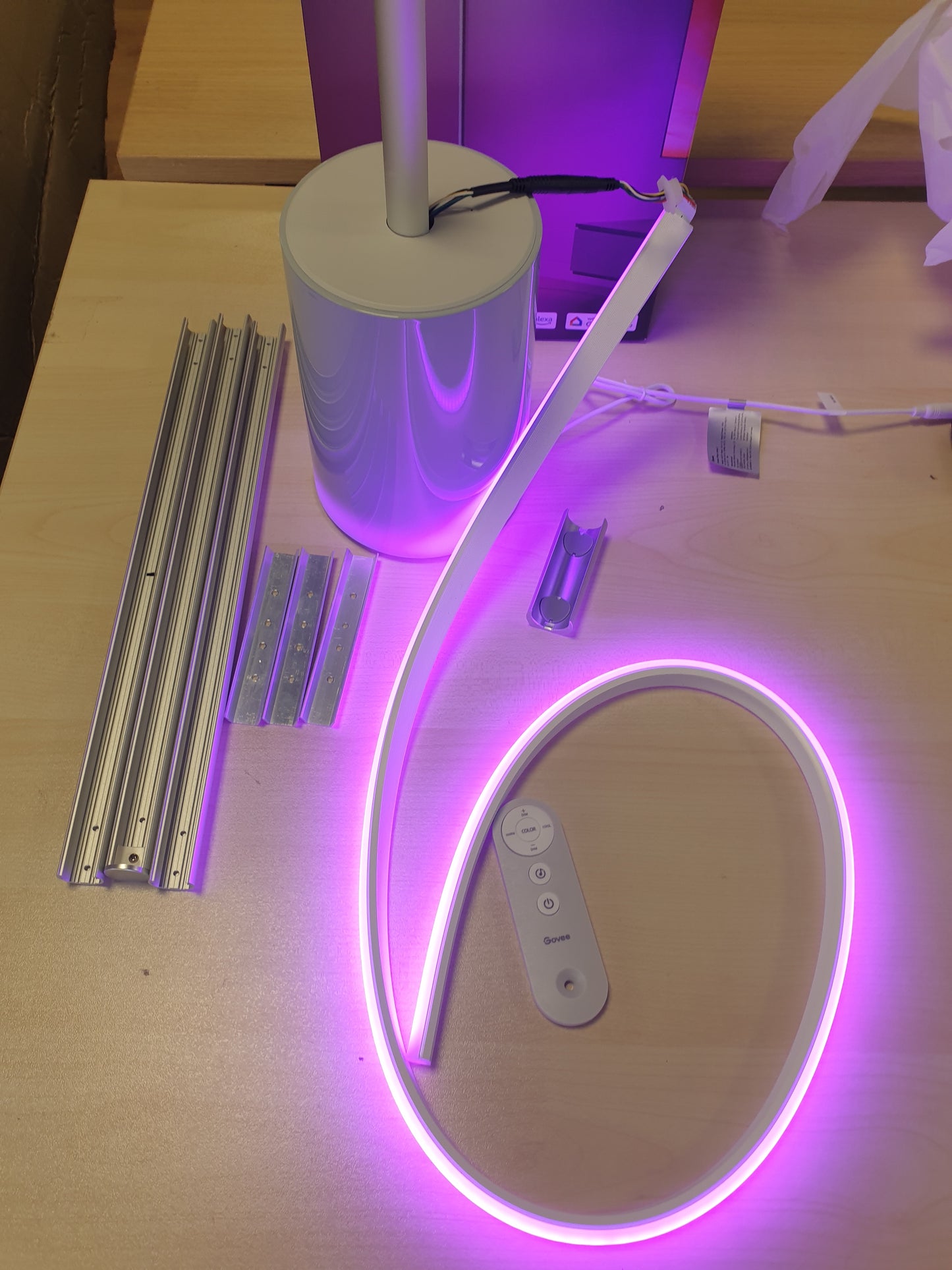 245183 - GOVEE Llambë Dyshemeje LED RGBIC 152cm, 1725lm, me Telekomandë, Sinkronizim Muzikor, 82 Modalitete Skenash, Gri
