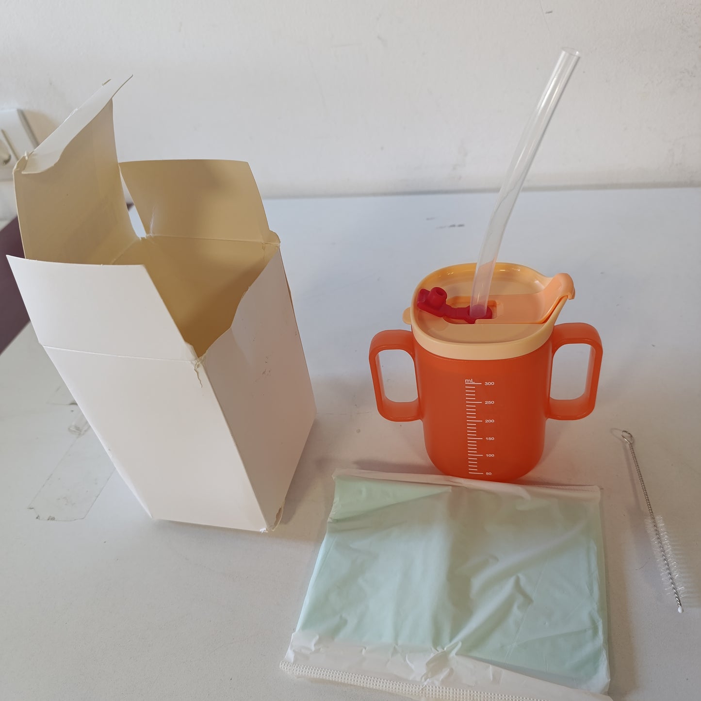 224821 - GOTË 3-NË-1 PËR TË MOSHUARIT, 300 ML, ME FURÇË PËR GOTË, GRYKË, GOTË QË NUK RRJEDH ME DOREZË TË DYFISHTË DHE PIPËZ, GOTË KUJDESI PËR PACIENTËT, TË MOSHUARIT DHE GRATË SHTATZËNA.
