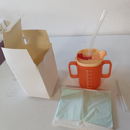 224821 - GOTË 3-NË-1 PËR TË MOSHUARIT, 300 ML, ME FURÇË PËR GOTË, GRYKË, GOTË QË NUK RRJEDH ME DOREZË TË DYFISHTË DHE PIPËZ, GOTË KUJDESI PËR PACIENTËT, TË MOSHUARIT DHE GRATË SHTATZËNA.