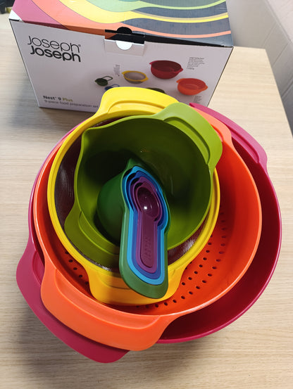 255227 - JOSEPH JOSEPH Nest 9 Plus, set kompakt për përgatitjen e ushqimit me 9 pjesë, sitë dhe tasa përzierjeje, që kursen hapësirë - i kuq
