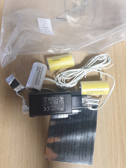 214847 - Përshtatës rrjeti Konstsmide për pajisje me bateri me 3 bateri C 1.5V, 4.5V, kabllo e bardhë - 5173-000