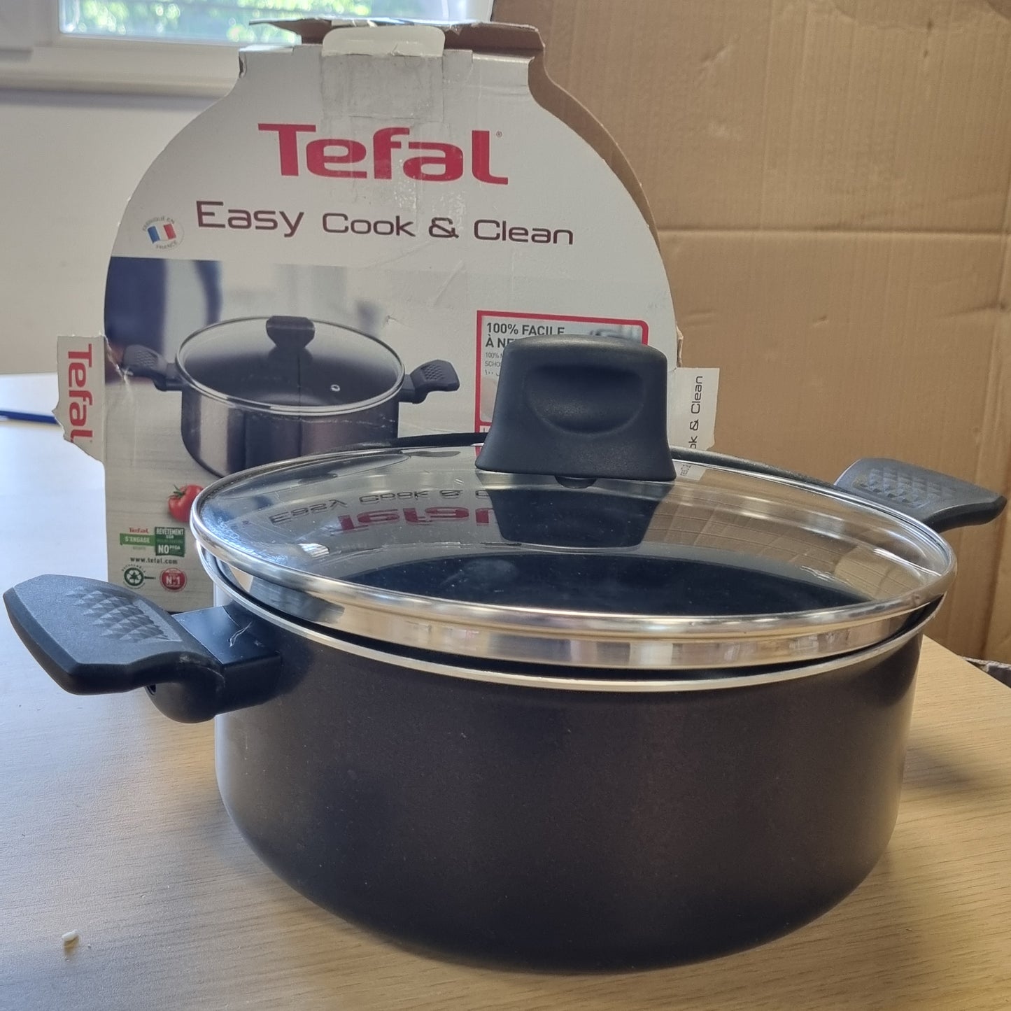 213735 - TEFAL Ena 24cm (4.7L) + Kapak Qelqi, I përshtatshëm për të gjitha sobat përveç atyre me induksion