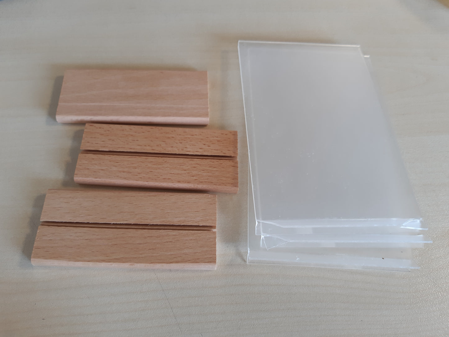 230158 - Set prej 3 stendash ekspozimi për tavolinë prej akriliku transparent A6
