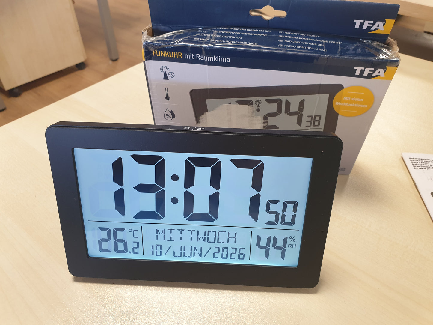 214446 - TFA DOSTMANN Orë muri dixhitale me radio, 20 x 13 cm, e zezë