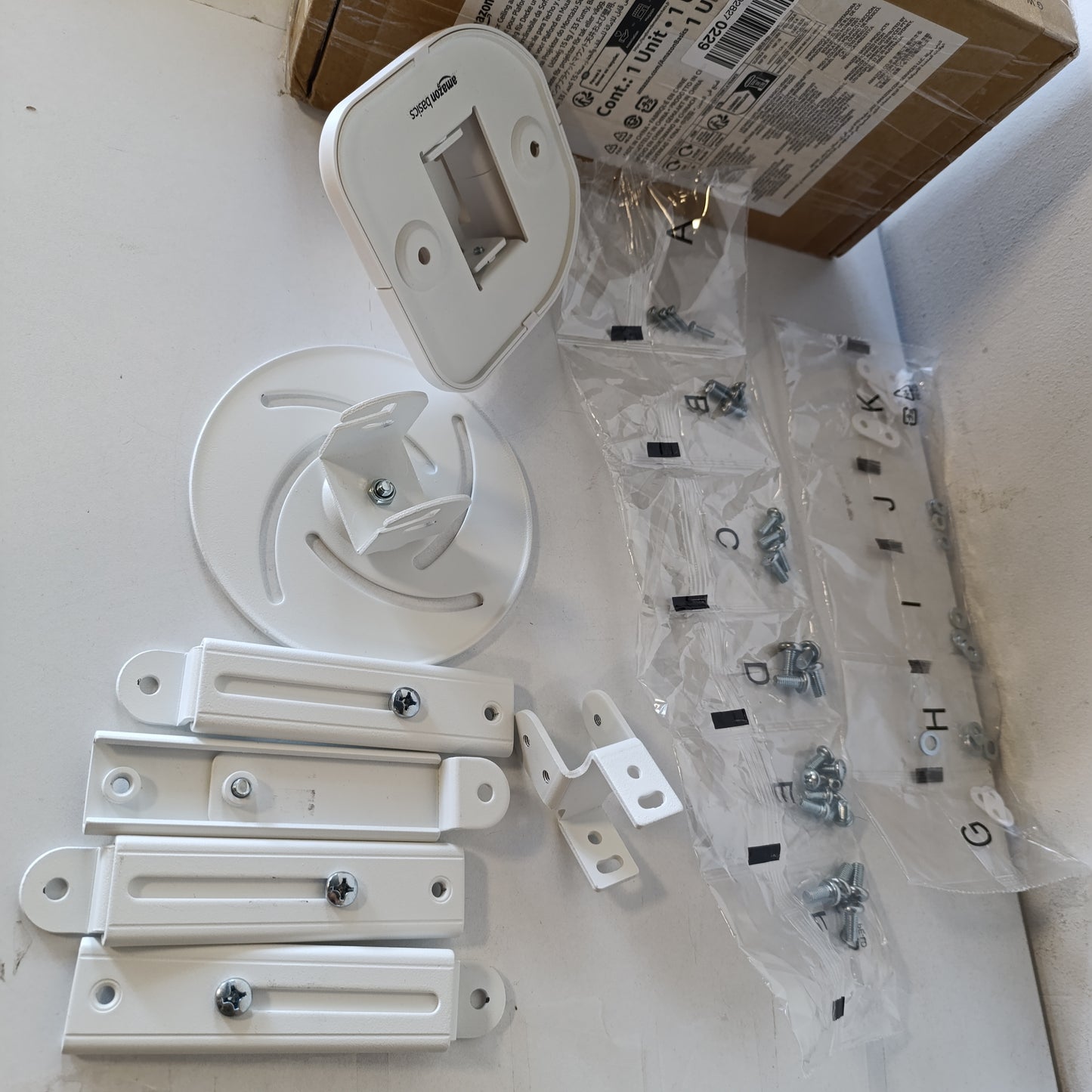 266908 - AMAZON BASICS Montim projektori me pjerrësi për tavan/mur, Kapaciteti i ngarkesës: 15 kg, i bardhë