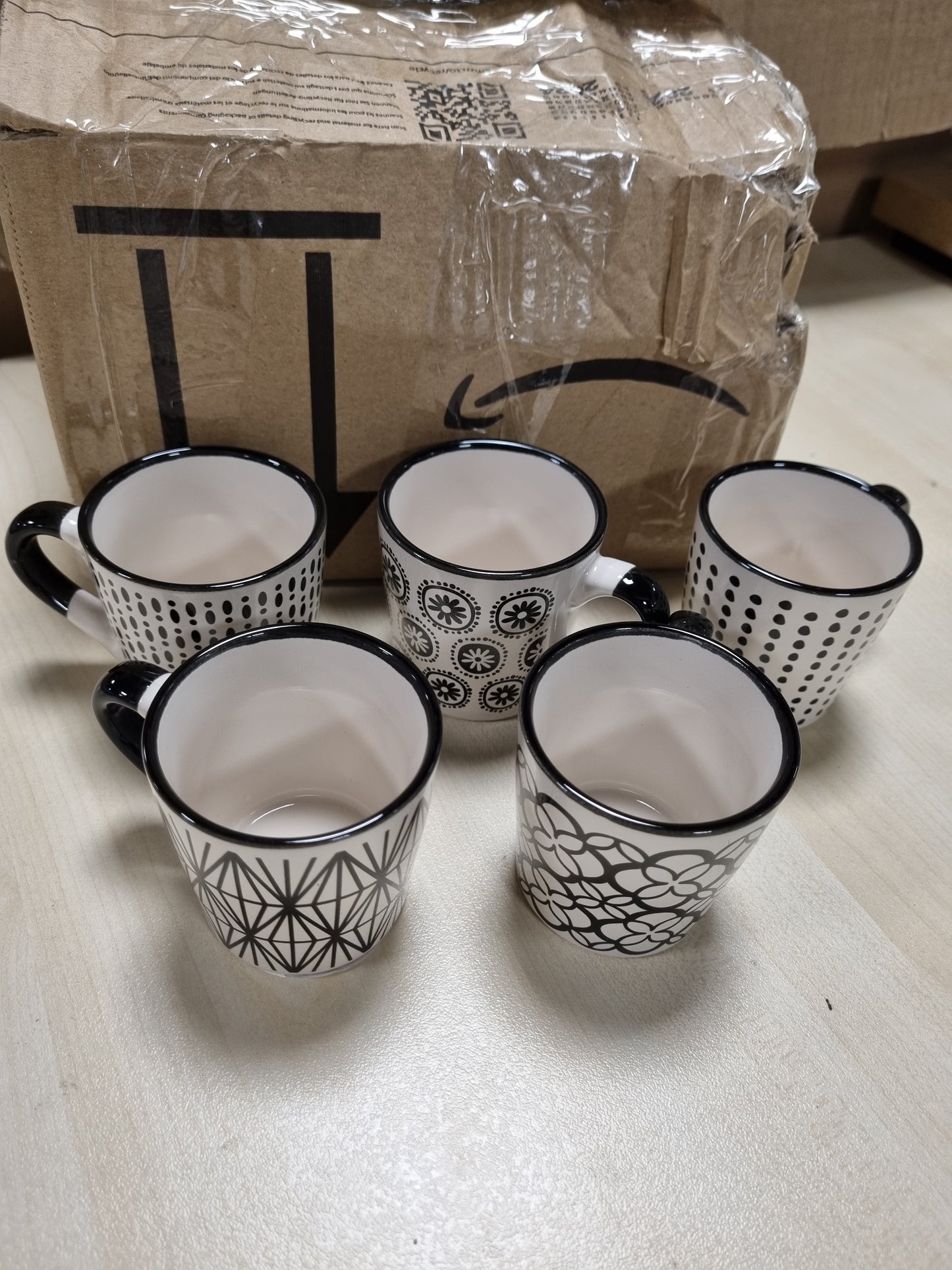 214653 - H&H Set me 6 Filxhanë Kafeje prej Gresi (85 ml) – Filxhanë Elegantë të Zi/të Bardhë