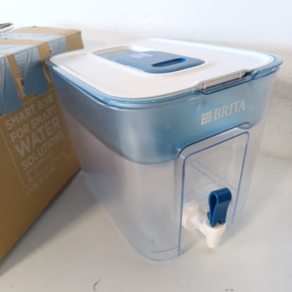 183337 - BRITA - Sistemi i Filtrit të Ujit Flow Cool Blue, Kapaciteti 8.2L, me  Filtër MAXTRA PRO Pure Performance që Zvogëlon PFAS*, Klorin dhe Gëlqeren, Dispenser Uji XXL, i Përshtatshëm për Frigorifer