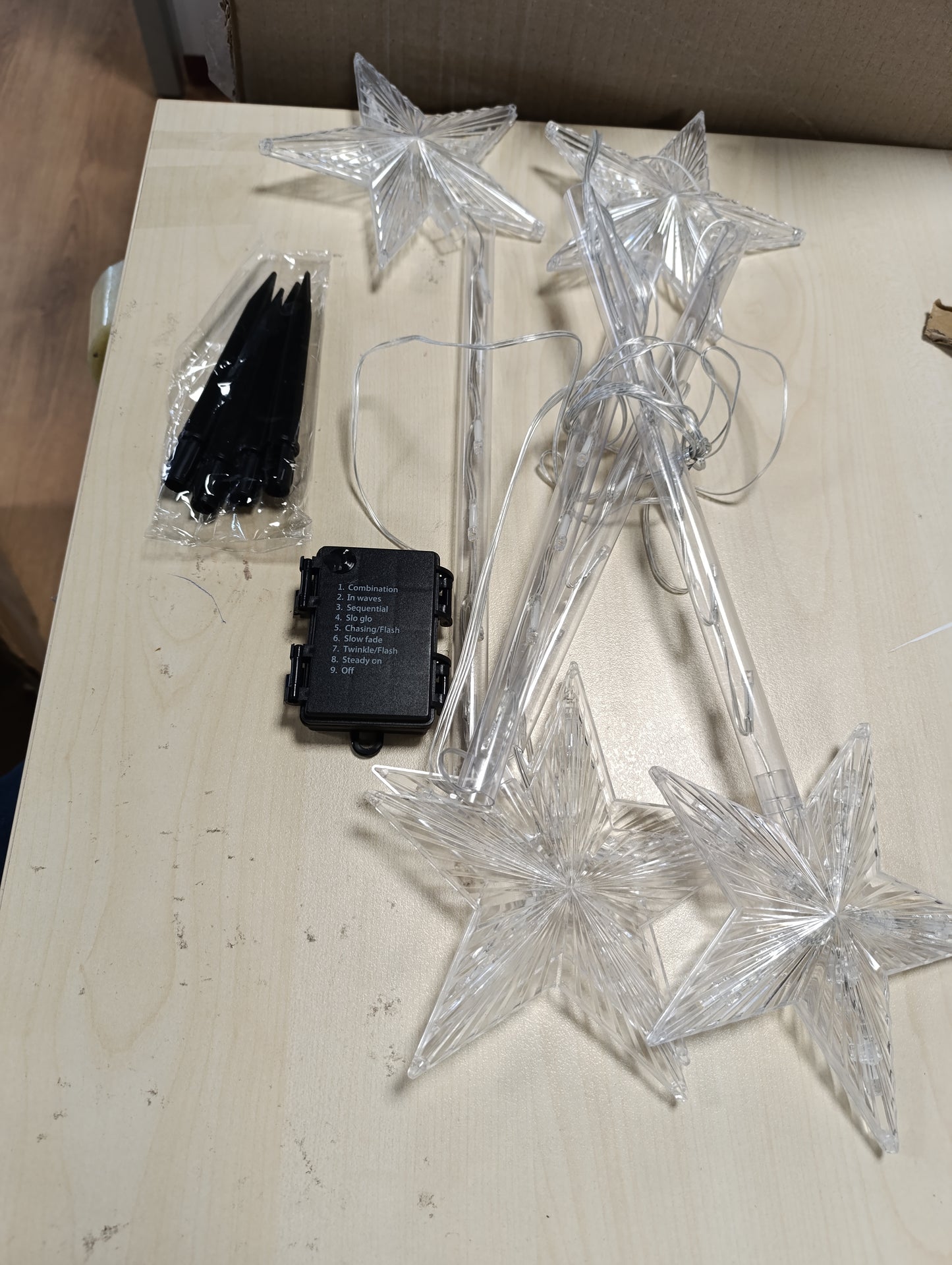 168594 - LED GARDEN Set 4 Shtylla Kopshti LED me Drita Akrilike për Krishtlindje, Ndriçim i Jashtëm i Papërshkueshëm nga Uji, Bateri të Operuara, Dekorime të Kopshtit për Krishtlindje.