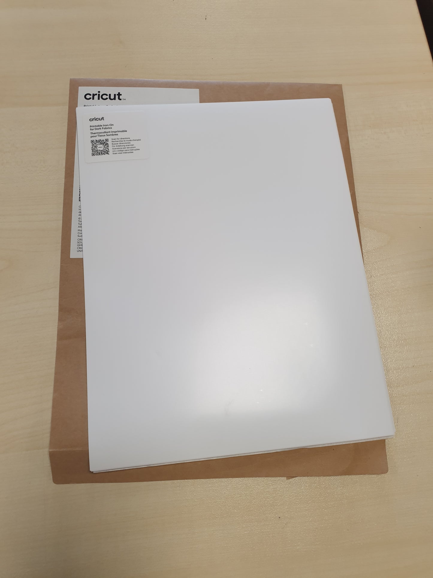 205948 - CRICUT Shirit i Printueshëm për Transferimin e Nxehtësisë, Pëlhura Të Errëta, Madhësi 8.5 x 11 Inç, Paketa e 10