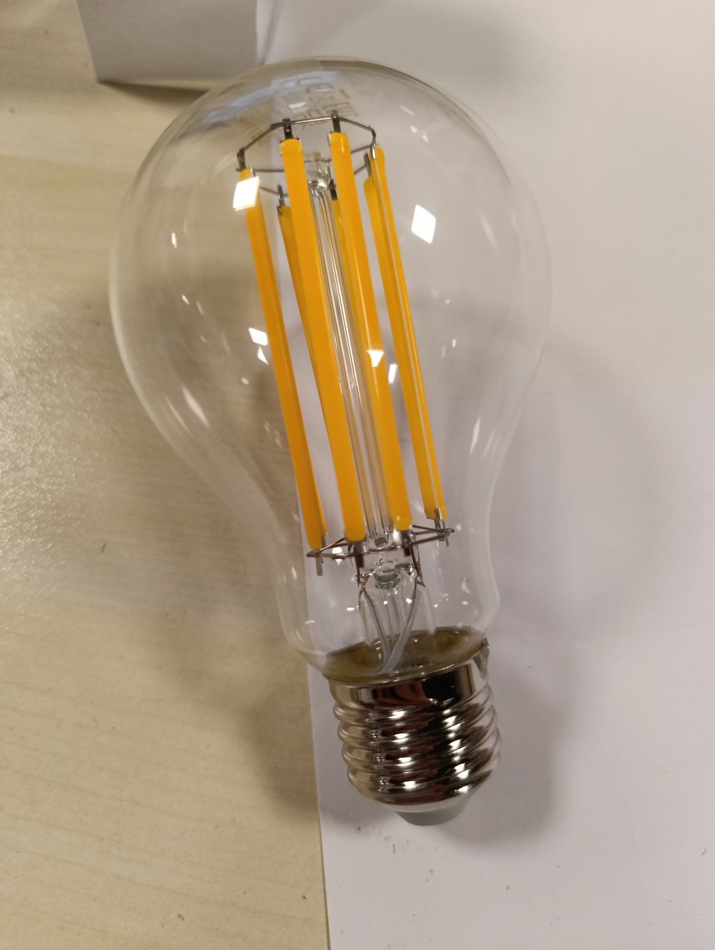 206428 - PHILIPS - Llambë LED 150W ekuivalente, Prej Qelqi, Standard E27, Dritë e Bardhë e Ngrohtë 2700 Kelvin, e Tejdukshme, Pa Errësim