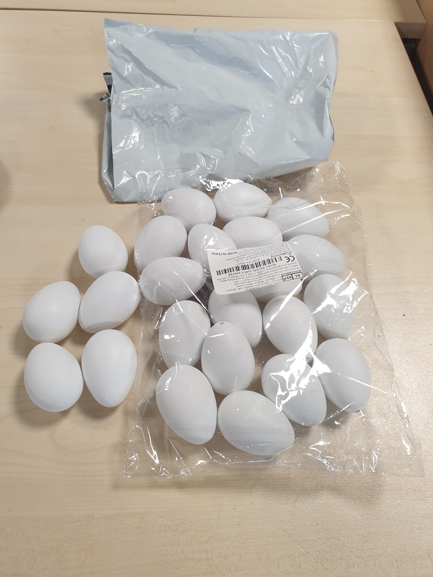 257722 - BOOSHMALL 25 copë Vezë të Bardha Plastike të Pashkëve, për Pikturim dhe Varje
