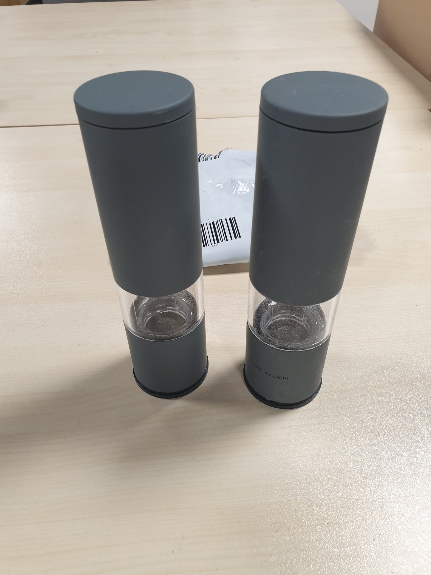 255600 - LARS NYSØM Set mulliri manual për kripë dhe piper, 2 copë, mulli qeramik të rregullueshëm, çelik inox, gri hiri