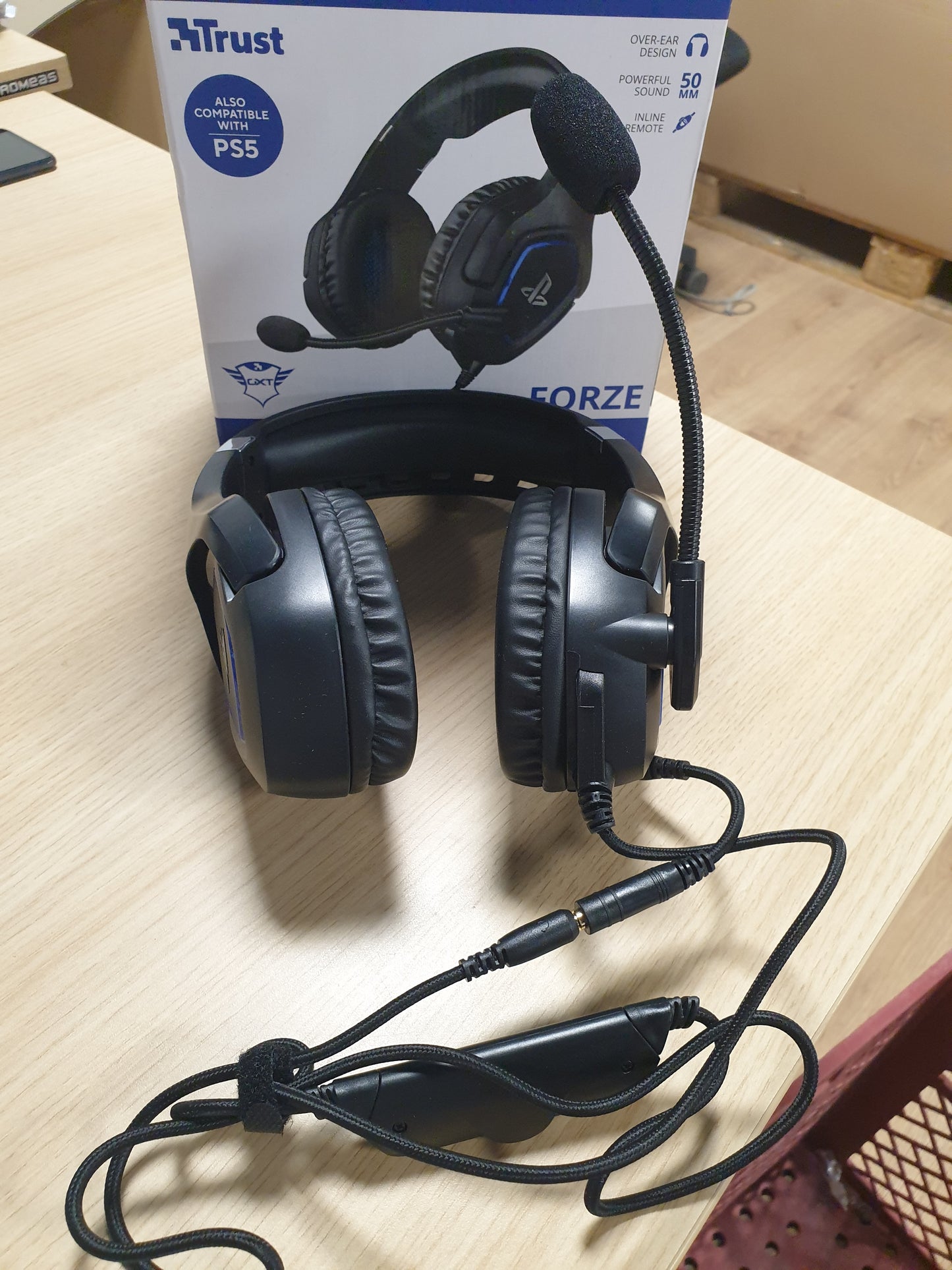 266419 - Kufje për Lojëra GXTrust 488 Forze për PS4 dhe PS5, Kufje për Lojëra PlayStation me Licencë Zyrtare, Mikrofon i Palosshëm, Altoparlantë Aktivë 50 mm, Kabllo Najloni të Thurur 1.2 m, E Zezë