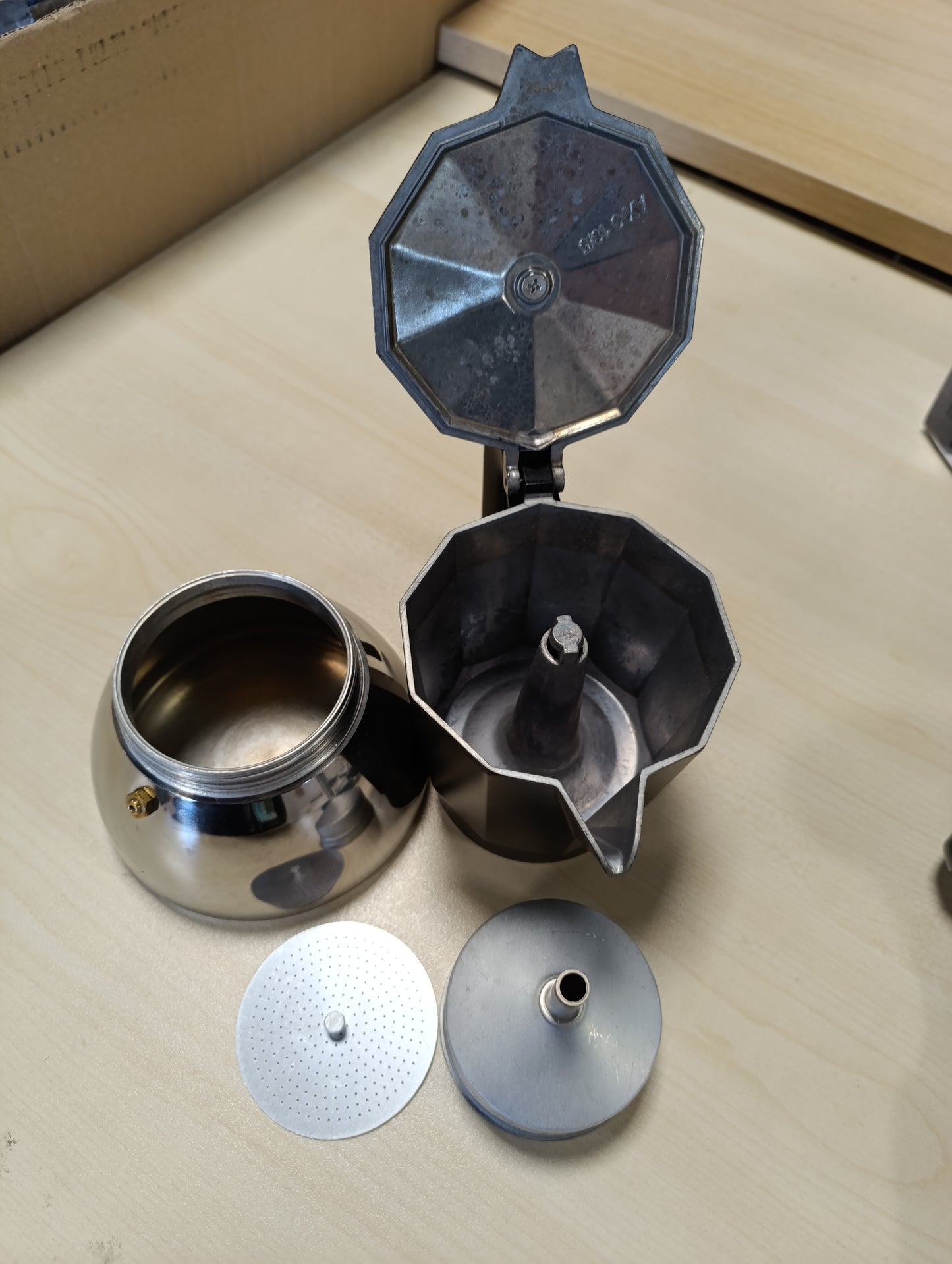 255594 - MONIX Makinë kafeje italiane Induction Inox, kapacitet 9 gota, dorezë rezistente ndaj nxehtësisë, e zezë