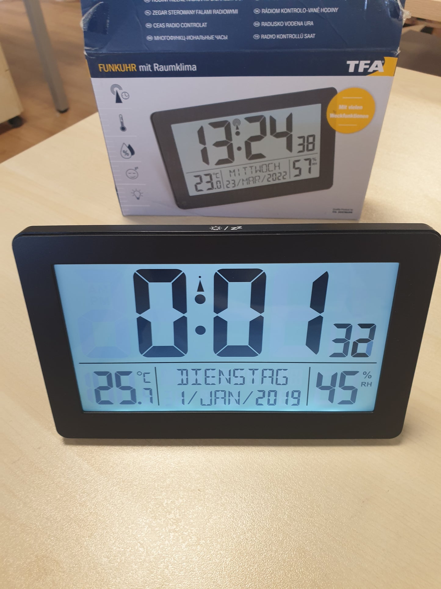 214447 - TFA DOSTMANN Orë muri dixhitale me radio, 20 x 13 cm, e zezë