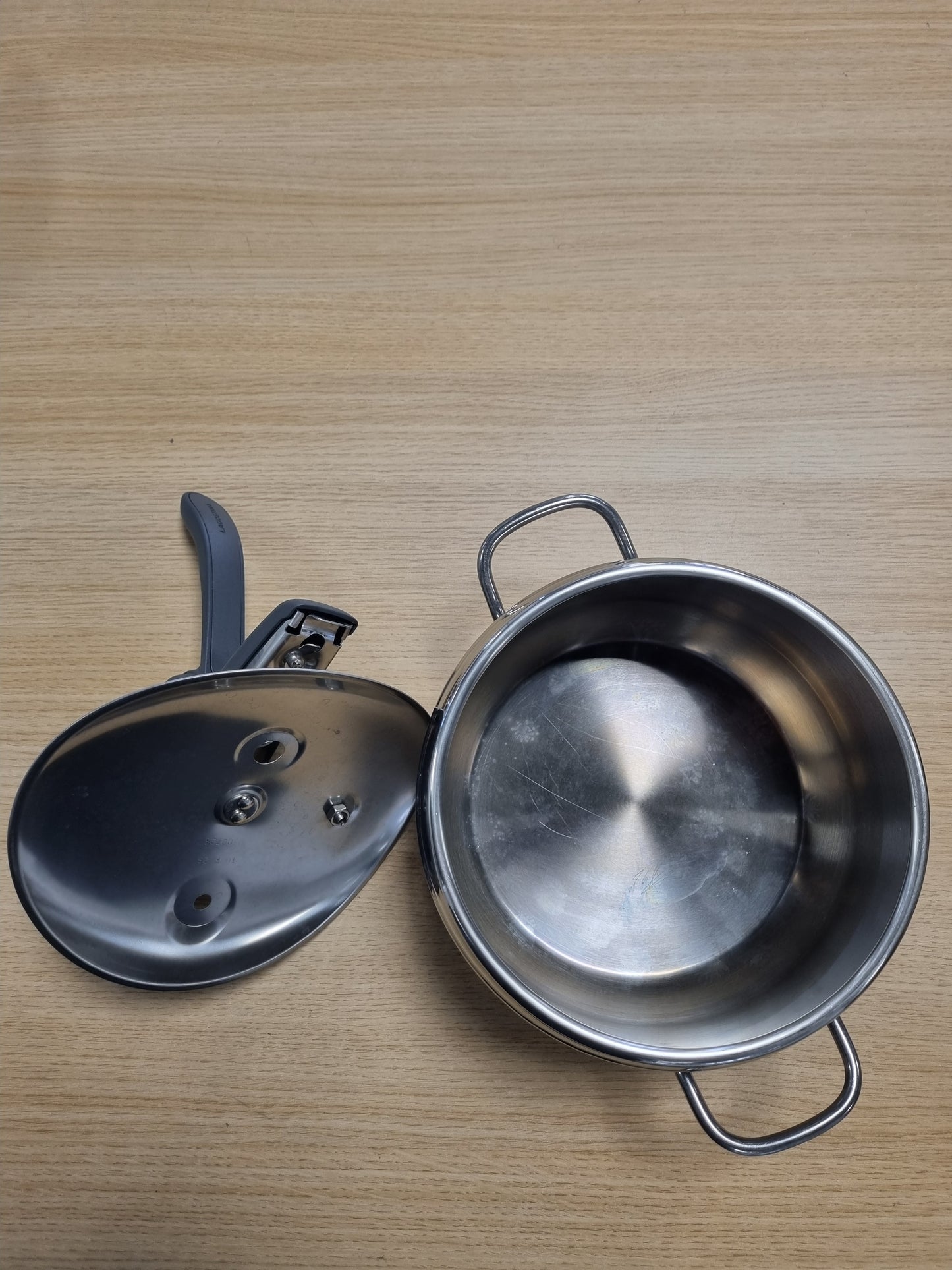 187084 - LAGOSTINA Tenxhere me Presion me Kontroll Rrezor, Kapacitet 5 L, Çelik Inox 18/10, Ø 22 cm, Përshtatëshme për Induksion dhe Gaz, Kapaku që Hapet Lehtë, Fund me Tre Shtresa Irradial Plus