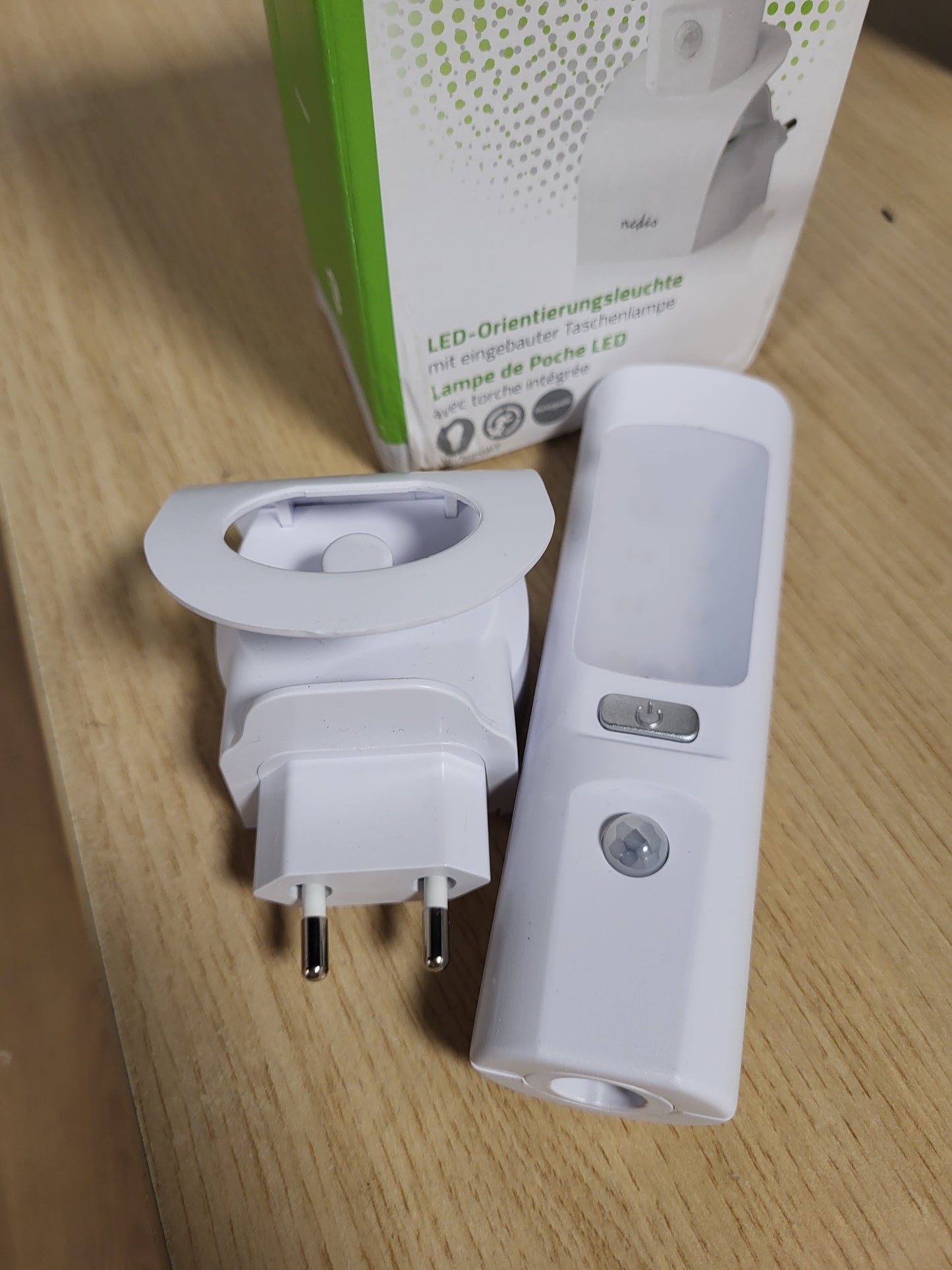 214916 - Dritë LED orientuese dhe fener, 220-240 V AC 50 Hz, 1.3 W, I rikarikueshëm, Fluksi nominal ndriçues: 37 lm, Diapazoni i dritës: 3 m, Këndi i rrezes: 71°