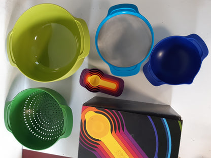 231245 - JOSEPH JOSEPH Set për fole 9 pjesë Nest 9 Plus me tasa të mëdhenj dhe të vegjël, kullesë, sitë, 5 gota matëse, shumëngjyrëshe