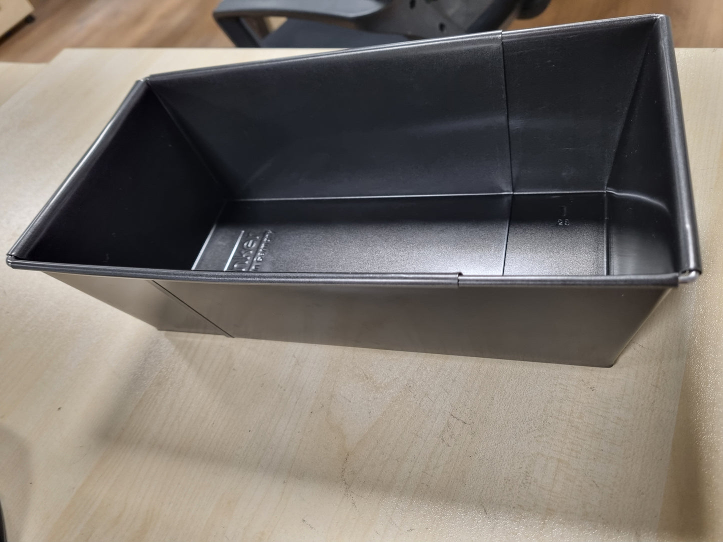 240833 - ZENKER TEPSI UNIVERSALE E ZGJATUESHME PËR BUKË 28-40CM E ZEZË 1 COPË