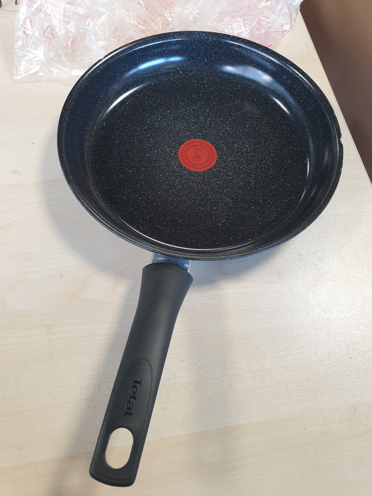 221504 - TEFAL Tigan Intensity 28 cm, veshje qeramike, tregues temperature, i pajtueshëm me induksionin, i zi, C41806