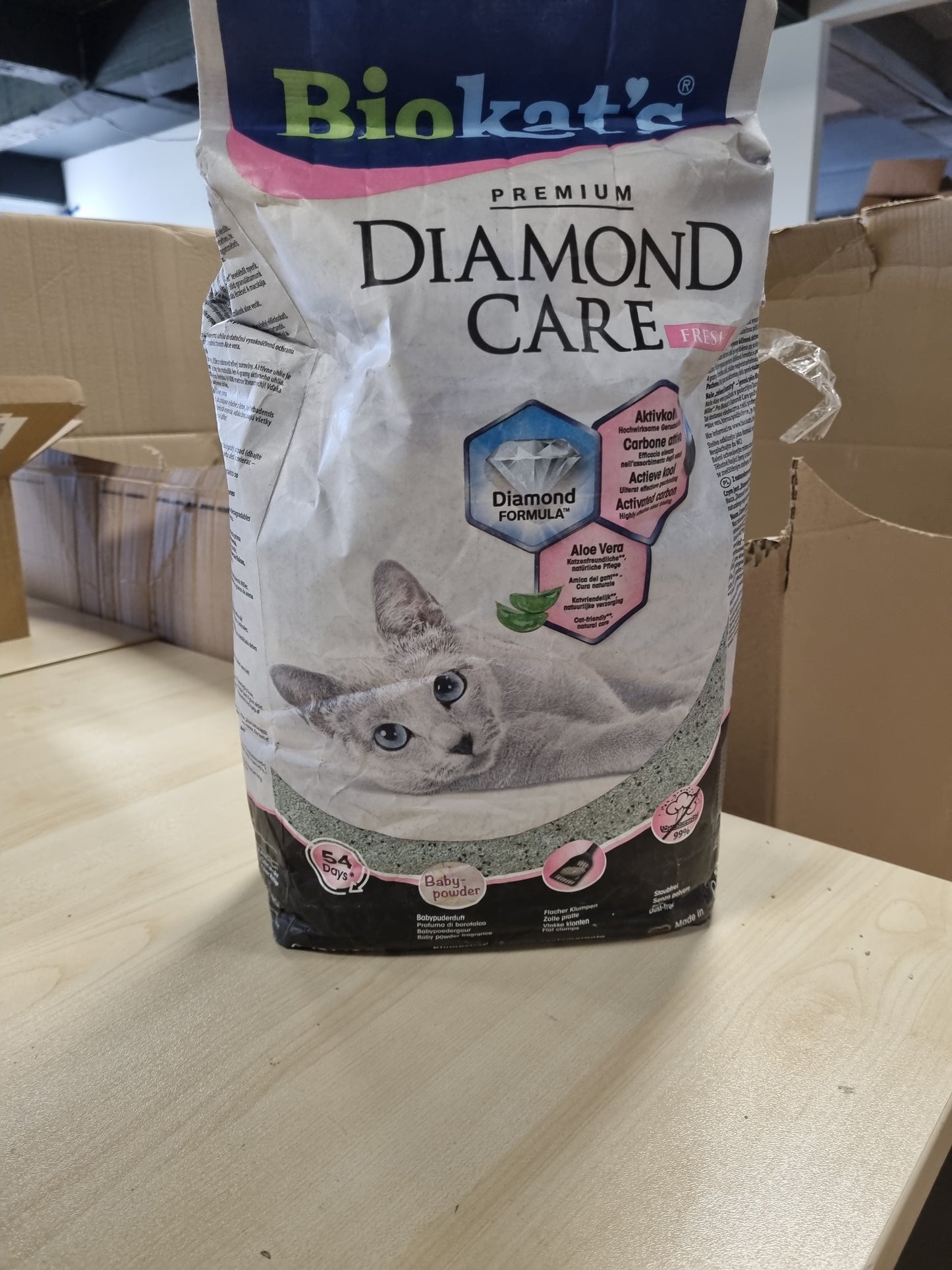 211174 - BIOKAT'S Plehra për Mace Diamond Care Fresh me Aromë Pudre për Foshnje, me Kokrriza të Holla, Bentonit dhe Qymyr Aktiv, me Aloe Vera - Kapaciteti 10L (1 Qese)