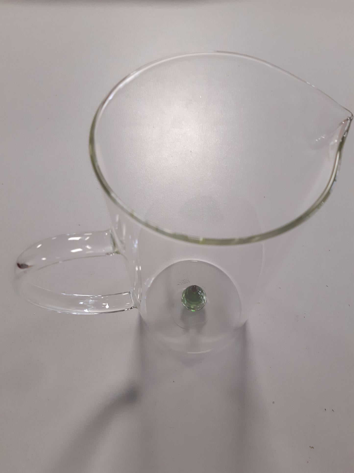 201309 - H&H - Karafë Krishtlindjesh Qelqi Borosilikat 1.5L, Transparente me Pemë Krishtlindjesh të Vogël, e Përshtatshme për Lavastovilje