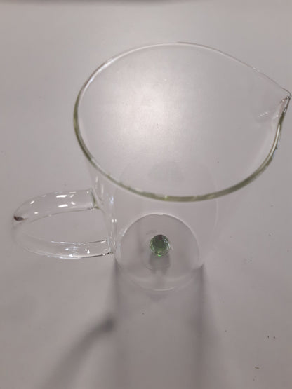 201309 - H&H - Karafë Krishtlindjesh Qelqi Borosilikat 1.5L, Transparente me Pemë Krishtlindjesh të Vogël, e Përshtatshme për Lavastovilje