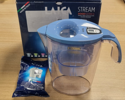 187705 - LAICA Stream Line - Enë Filtri Uji 2.3L me Kohëmatës Dixhital, Blu, 1 Filtër Bi-Flux i Përfshirë, Zvogëlon Klorin dhe Metalet e Rënda, Ruan Kripërat Minerale të Dobishme - Prodhuar në Itali
