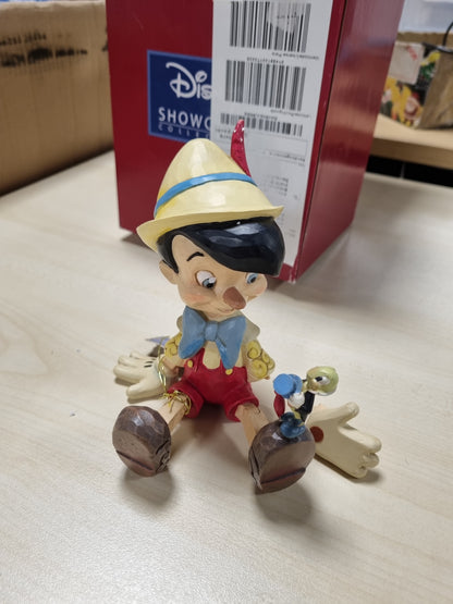 221485 - Disney Traditions figurinë e ulur të Pinokut dhe Jiminit