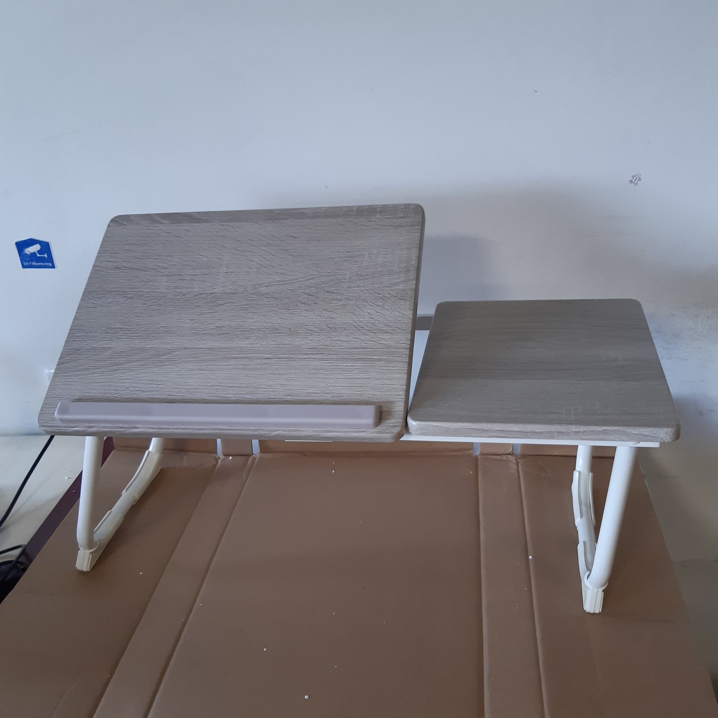 214421 - MEUBLE Tavolinë Laptop Komode, Tabaka Mëngjesi, Rregullueshme në Lartësi, Mbështetëse Laptop me Këmbë të Palosshme, 65x30x27.5cm